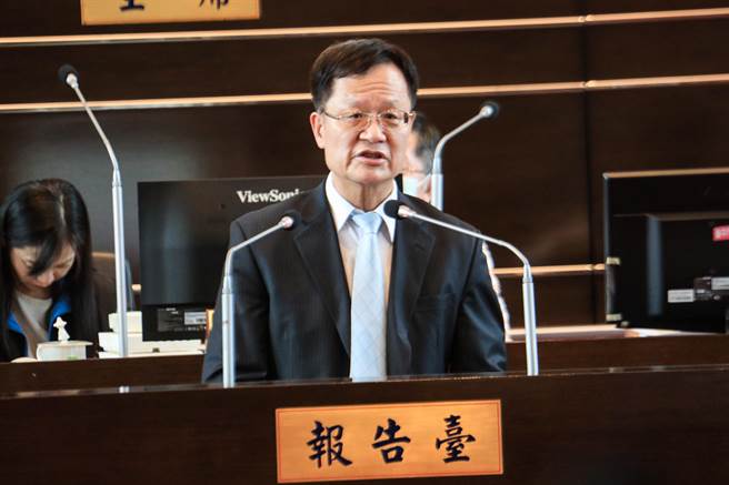 审计部台中审计处长吴锦祥是台中市议员吴佩芸的父亲，今天议长宣布散会后他也随即离开。（张亦惠摄）