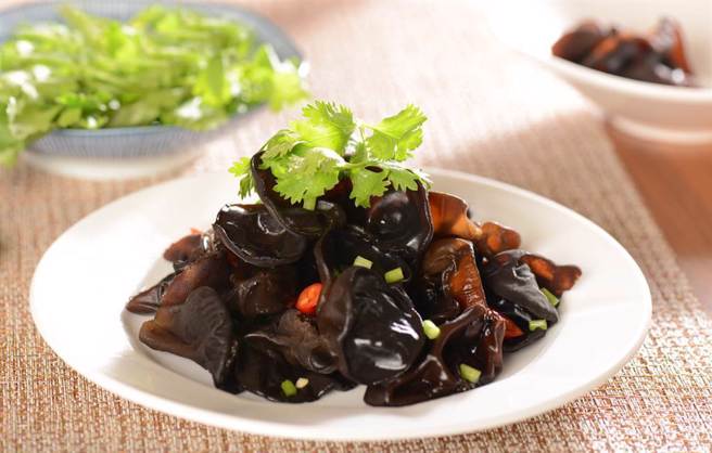 黑木耳是常见菇类食材，除了营养价值以外，也可以为菜色添加独特的口感。（示意图／Shutterstock）