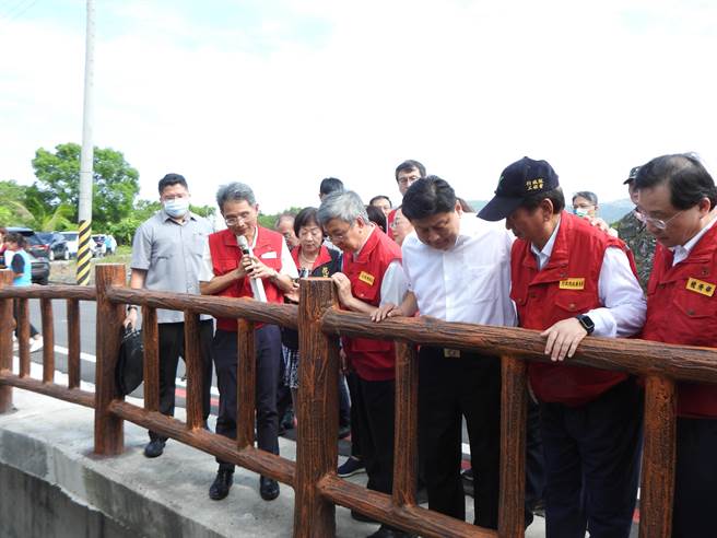 花莲县府与水利署合作改善吉安乡光华排水设施，有效在海葵颱风期间减缓积水问题，行政院长陈建仁今天也特别前往了解治理成效。（罗亦晽摄）