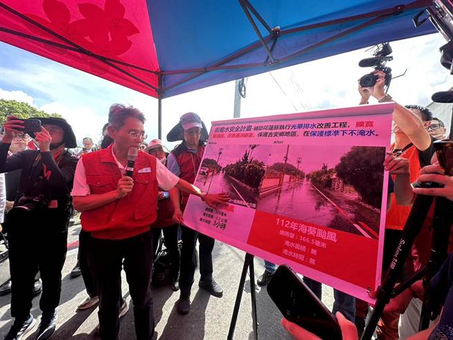 水利署长赖建信以照片方式，说明花莲县吉安乡光华排水改善前后的治理情形。（罗亦晽摄）