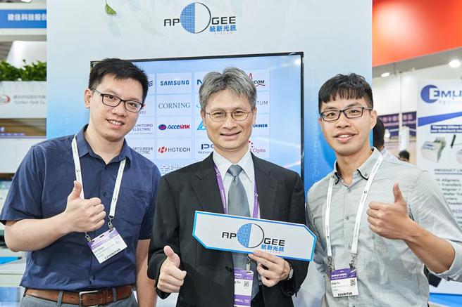 （南科管理局长苏振纲(中)带队参加2023国际半导体展。图／南科管理局提供）