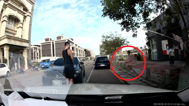 宾士女驾驶将车逆向停在校门口，家长反映影响接送时，她竟呛声「就是故意的」。翻摄「新竹爆料公社」