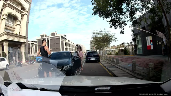 女驾驶将车逆向停在校门口，还呛声「我就是故意的」。翻摄「新竹爆料公社」