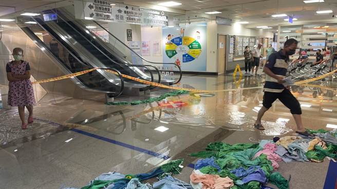 云林县虎尾地区出现暴雨，台大医院虎尾院区积水，紧急疏散看诊民眾。（民眾提供／张朝欣云林传真）