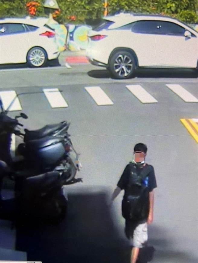 警方在机场逮捕涉嫌涂鸦的姜男。（警方提供）