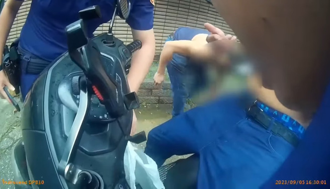 员警从沈、汪二人机车上查扣「水雷鞭炮」。（ 翻摄画面/ 截自「记者爆料网」）