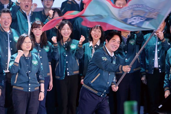 赖清德(右)万里老家被抓包违建争议，绿营再度空群而出在背后力挺护航，引发朝野攻防战。（示意图／本报系资料照）