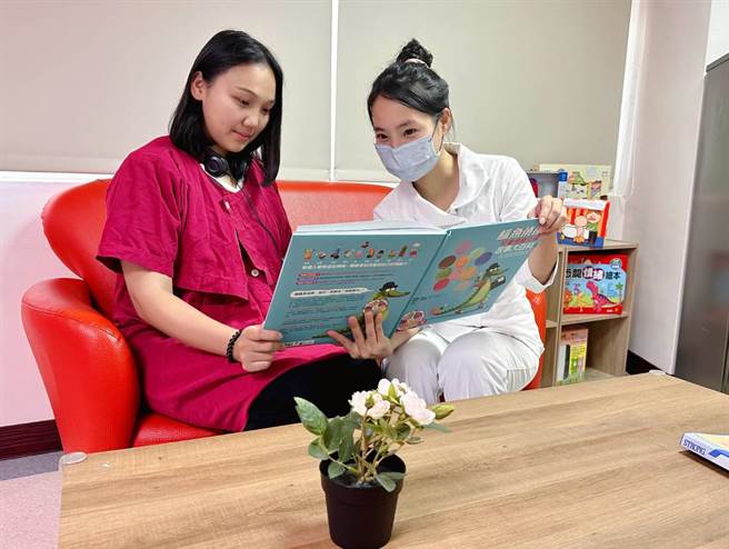 金門縣衛生局即起推行0歲胎教指導服務，由專業人員一對一指導懷孕婦女及其家人常見的胎教進行方式。(圖／金門縣衛生局提供)