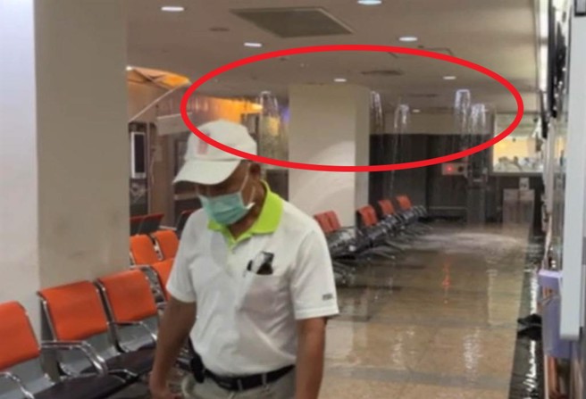 云林县虎尾地区出现暴雨，台大医院虎尾院区出现「天花板瀑布」。（民眾提供／张朝欣云林传真）