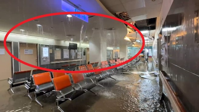 云林县虎尾地区出现暴雨，台大医院虎尾院区出现「天花板瀑布」。（民眾提供）
