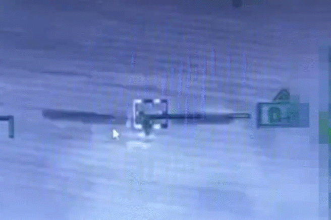 1架Mi-28N「暗夜猎人」（Night Hunter）攻击直升机追尾并使用机炮击毁一架乌克兰国产的UJ-22无人机，实为当代罕见的「机炮空战」画面。（剪辑自俄罗斯国防部画面）