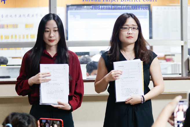 律师熊依翎（右）、林安冬（左）6日分别受农业部和陈吉仲委任，向徐巧芯、邱毅提刑民事诉讼。(陈信翰摄)