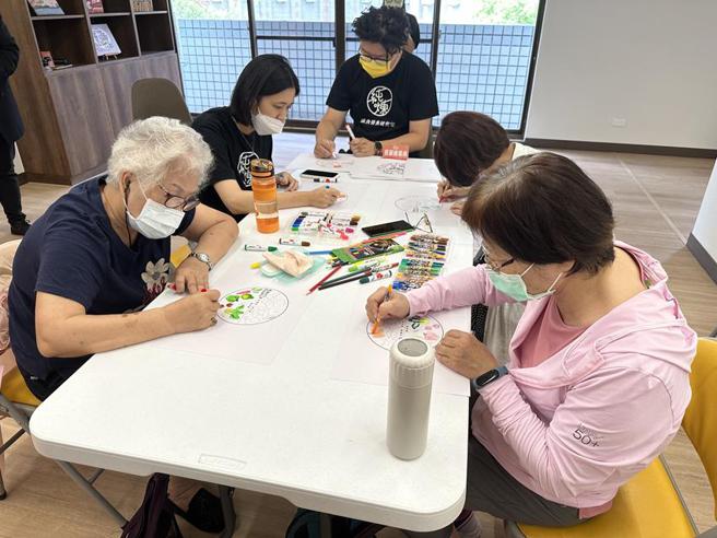 （纯炼品牌经理周照良（左后方）亲自陪伴长辈们，一同作画。图／刘朱松）