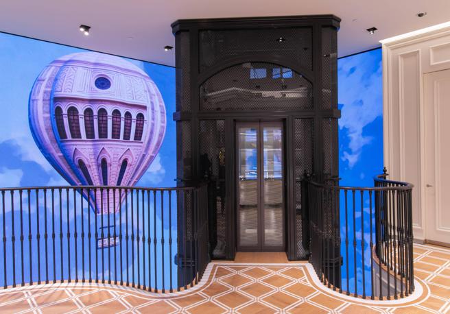 Gucci台北101旗舰店内的LED墙为世界独家，店内的电梯以欧洲古老建筑中常见的电梯为灵感。（GUCCI提供/林欣仪台北传真)