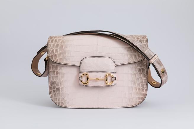 GUCCI云彩粉喜马拉雅鱷鱼皮革小款HORSEBIT 1955，166万1100元。（GUCCI提供/林欣仪台北传真）