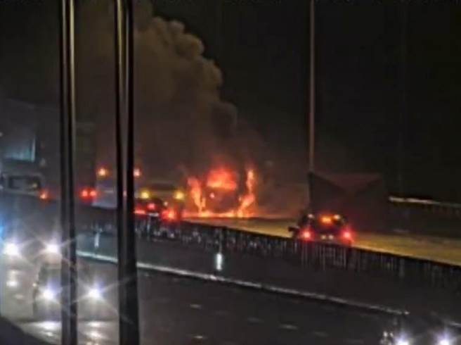 国道3号南下彰化系统交流道路段发生火烧车，1名驾驶重伤送医抢救。（民眾提供／孙英哲彰化传真）