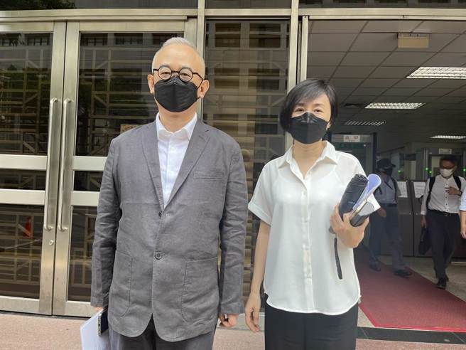 向心(左)在法庭上连喊多次「不可思议」，指无辜遭卷入刑案，希望法官捍卫人权与法治，还他们清白。（本报资料照片）