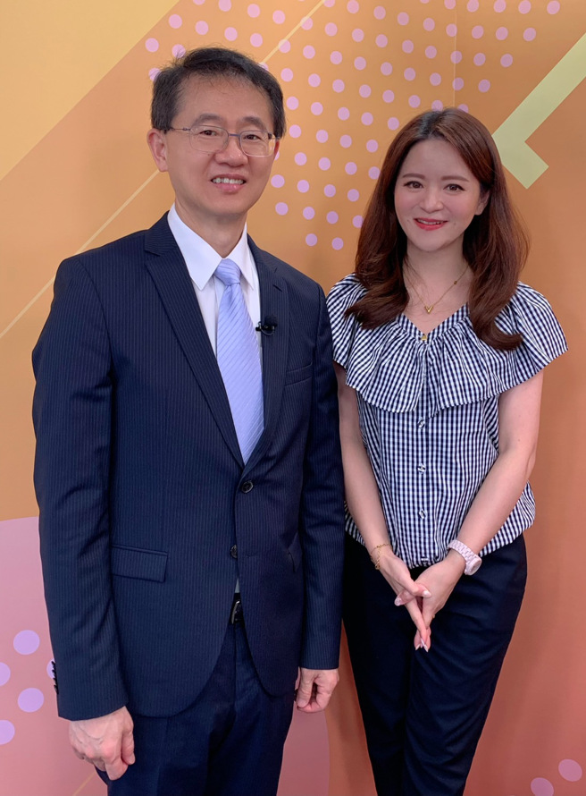 台湾运彩总经理林博泰（左）上时来运转节目，与主持人尉迟佩玉谈运彩眉角。（林胜发摄）