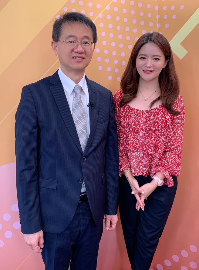 台湾运彩总经理林博泰（左）上时来运转节目，与主持人尉迟佩玉谈运彩眉角。（林胜发摄）