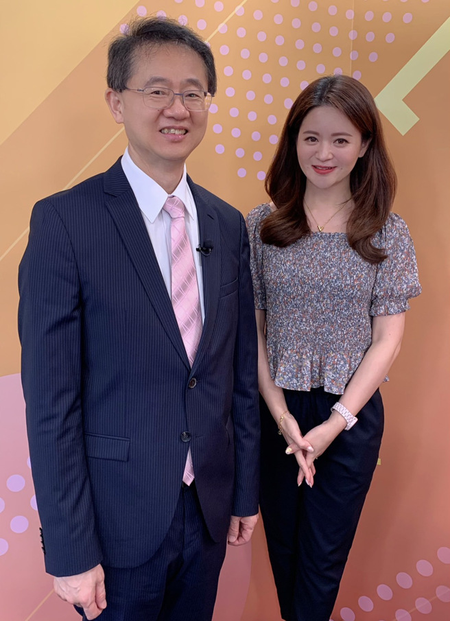 台湾运彩总经理林博泰（左）上时来运转节目，与主持人尉迟佩玉谈运彩眉角。（林胜发摄）