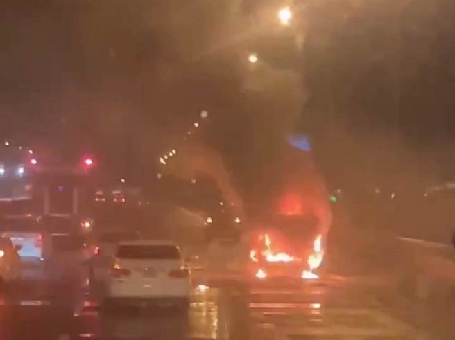 国道3号南下彰化系统交流道路段发生火烧车，1名驾驶重伤送医抢救。（民眾提供／孙英哲彰化传真）