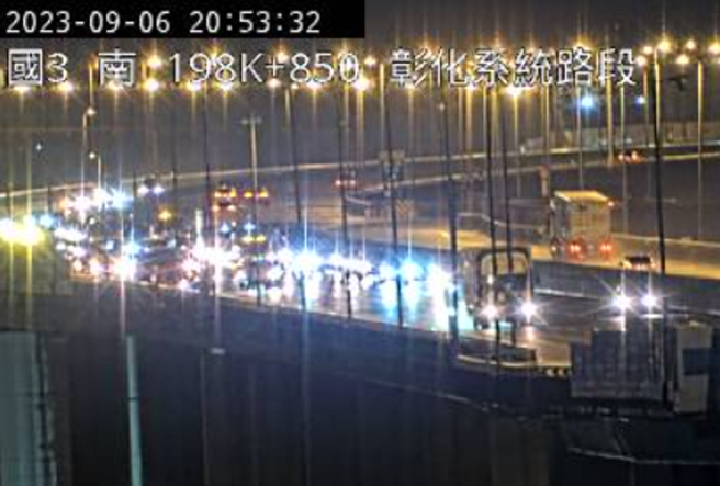 国3南向197k彰化路段上，3辆车追撞、2小客车及1辆厢型车车祸，期间该辆厢型车起火燃烧，驾驶一度被压在车下受困，警消到场将其拉出时，一度已无呼吸心跳，紧急送医抢救后宣告不治。（ 翻摄画面/ 截自「高速公路1968」）