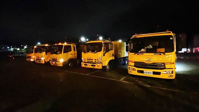 高雄市政府调度32部重机具和80名清洁人员支援台东灾復，晚间7点半陆续抵达。（萧嘉蕙摄）