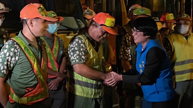 台东县长饶庆铃亲自迎接高雄支援车队人力，并送上地瓜酥慰劳。（萧嘉蕙摄）