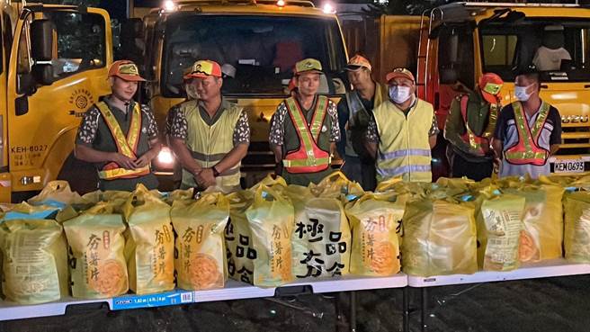 高雄市重机具车队、清洁人力预计支援5天，且相关支出费用由高市府自付。（萧嘉蕙摄）