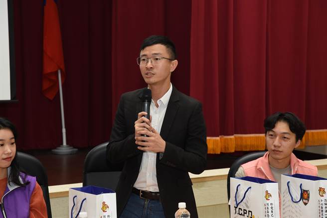 议员侯汉廷宣导反诈。（翻摄画面）