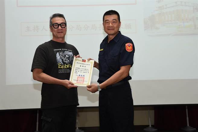 士林警分局分局长黄水愿、歌手黄仲崑一同携手宣导反诈。（翻摄画面）