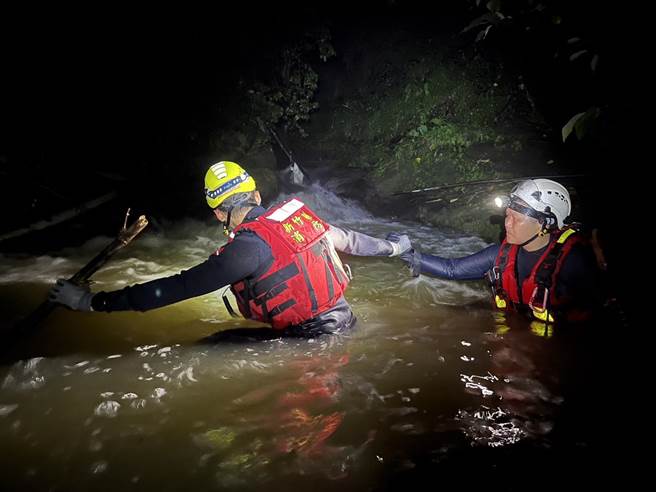 消防员冒着大雨涉深水前往救援两名受困钓客。（竹县消防局提供／邱立雅竹县传真）