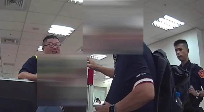 員警向老翁解釋假投資詐騙手法，讓他打消匯款念頭。(警方提供)