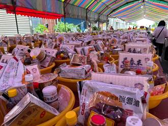 竹市長和宮「眾街普」動員近百志工 供桌綿延數百米超壯觀
