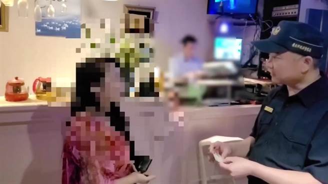 中山分局長陳金城親自帶隊，針對可能為黑幫分子依附盤據處所執行盤檢。(警方提供)