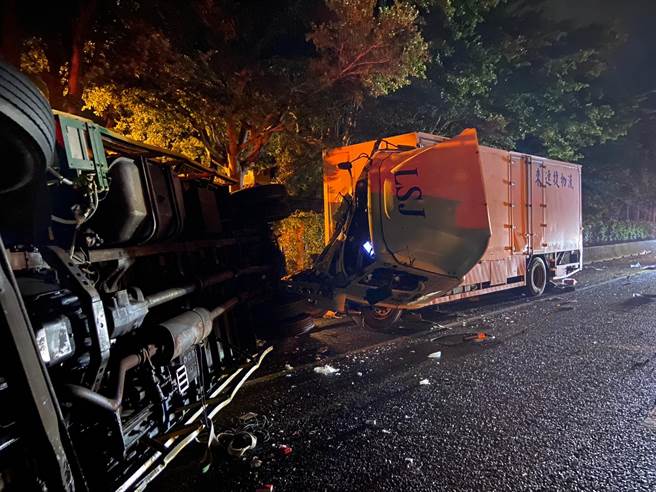 國道1號北上75K處發生兩貨車追撞，前車翻覆、後車車頭全毀。（竹縣消防局提供／邱莉雅竹縣傳真）