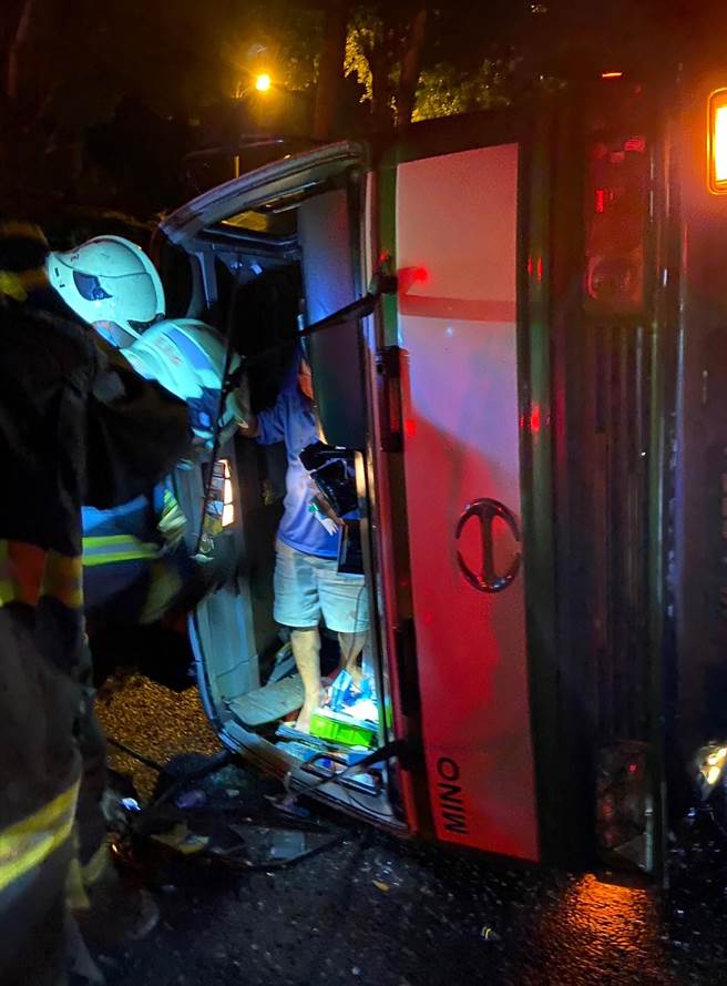 國道1號北上75K發生兩貨車追撞，翻覆貨車的司機看起來是自己走出來的。（竹縣消防局提供／邱莉雅竹縣傳真）