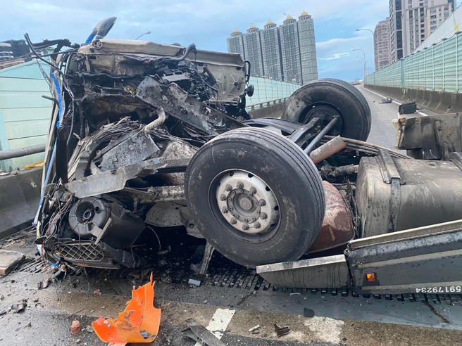 台64線曳引車自撞翻覆「四輪朝天」車頭全毀。(民眾提供)