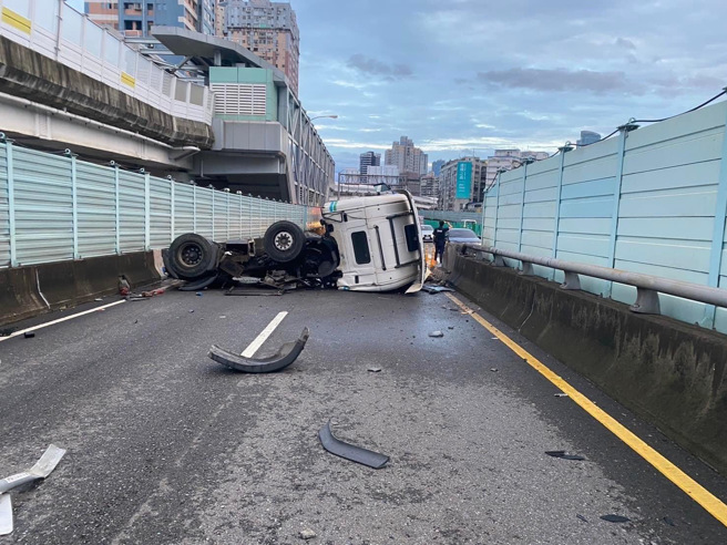 台64線曳引車自撞翻覆「四輪朝天」車頭全毀。(民眾提供)