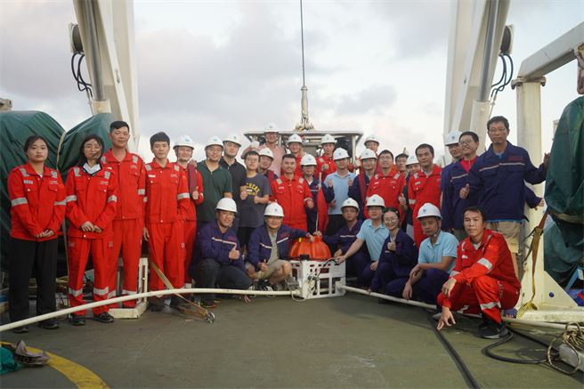 大陆完成首条跨洋中脊深海人工源电磁与大地电磁联合探测。图为2023年国家基金委海洋地球物理共用航次部分科考队员合影。（中国科学院南海海洋研究所）