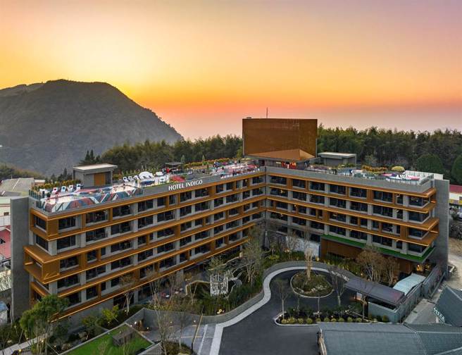 1万元有找的优惠专案，掀起正反两派网友热烈讨论。（阿里山英迪格酒店提供）