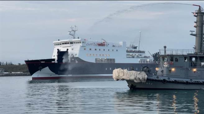 澎湖轮清晨首航抵澎，以喷水船迎宾。（许逸民摄）