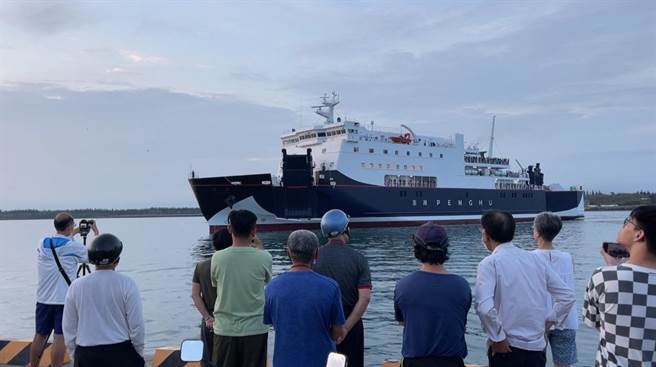 居民在马公港码头争睹澎湖轮首航抵澎。（许逸民摄）