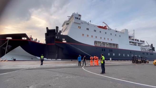 澎湖轮断缆瞬间（靠近船身处缆绳崩断）。（民眾提供／许逸民澎湖传真）