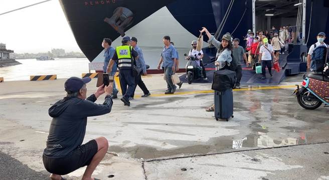 澎湖轮首航抵澎旅客，也不忘拍下这歷史一刻。（许逸民摄）