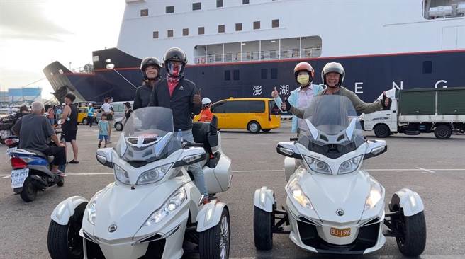 分乘2台3轮摩托车搭澎湖轮抵澎旅游的陈姓一家4口。（许逸民摄）