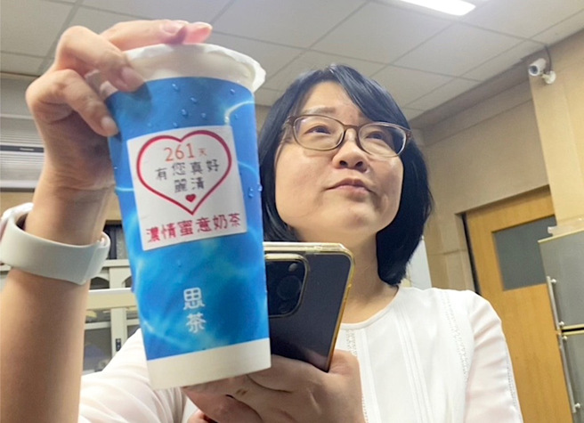 蔡丽清将卸任新竹副市长，6日买了近800杯饮料，请所有市府员工喝下午茶，让不少员工直呼暖心。(中央社)