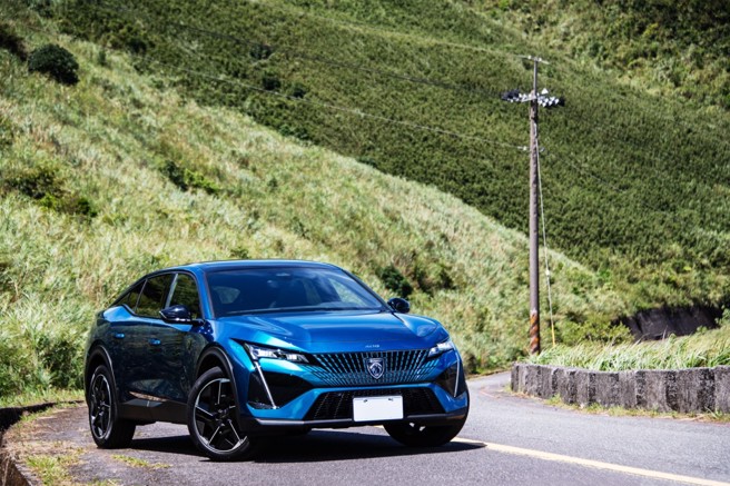 PEUGEOT 408 GT PREMIUM展现绝美的法式优雅、霸气的狮王气度，售价156.9万元起。（陈大任摄）