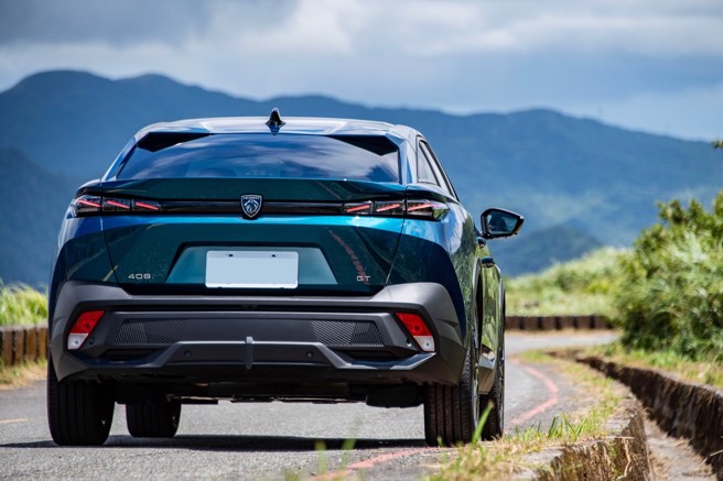 FULL LED 3D尾灯与亮黑腰带设计，大胆呼应车尾底部大面积双黑化材质后保险杆。（陈大任摄）

