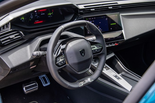 PEUGEOT i-Cockpit最新一代驾驶导向介面设计，同时配置整合控制功能的小盘径跑车方向盘及10吋HD中控萤幕。（陈大任摄）